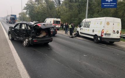 Под Киевом автомобиль Kia Sorento влетел в микроавтобус: 12 пострадавших