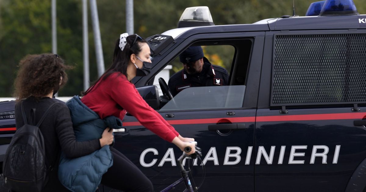 Пересылали деньги в коробках для макарон и вкладывали в недвижимость: в Италии задержали 40 мафиози