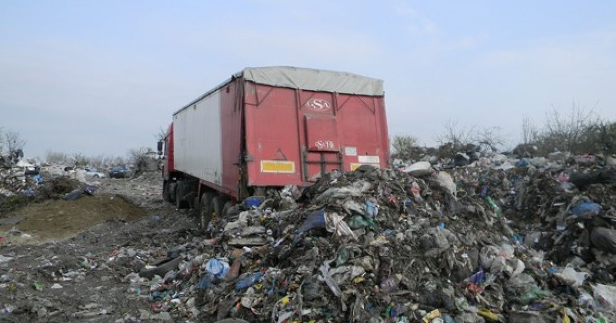 Неподалік Межигір'я горить сміттєзвалище