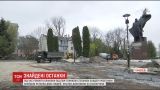 Останки двух человек возле памятника Степану Бандере нашли рабочие в Тернополе