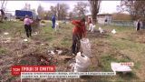 Селяне на Херсонщине зарабатывают деньги на сортировке мусора