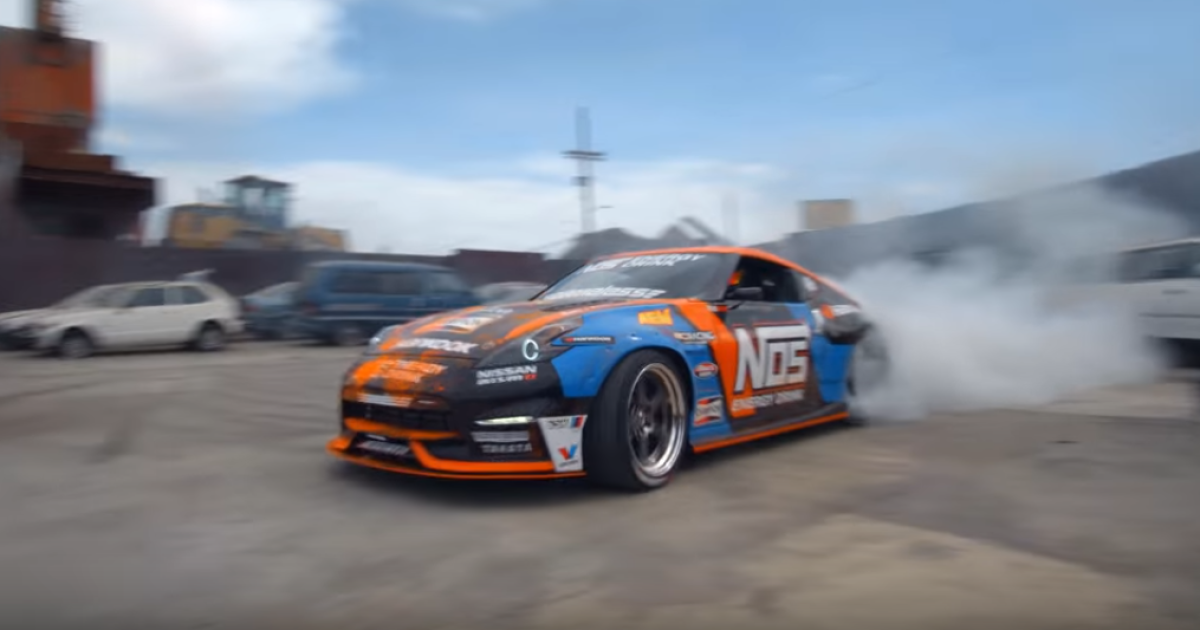 Nissan 370Z проехался по автомобильному кладбищу