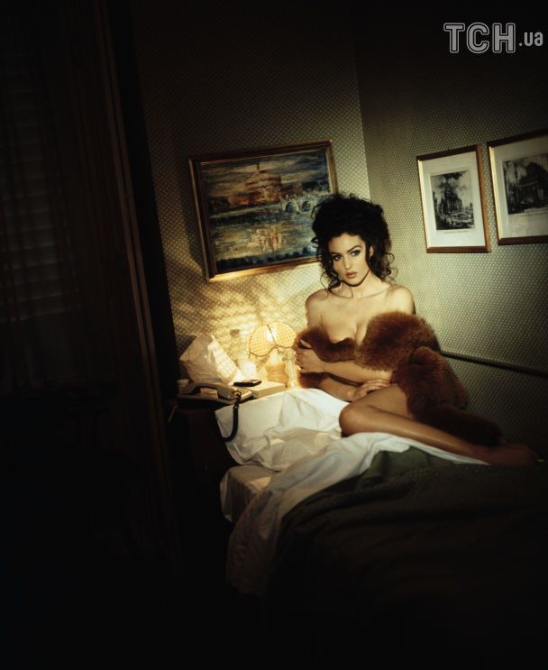 Моника Беллуччи в шубе на кровати (1990) / © Getty Images
