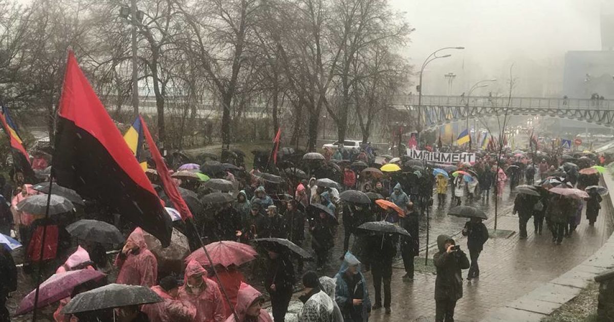 "За імпічмент". Саакашвілі зібрав сотні людей у центрі Києва на Марш обурених