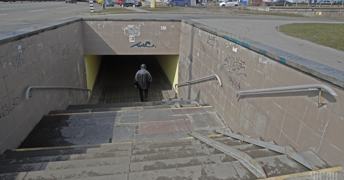 У Києві чоловік розбився на смерть, впавши у підземний перехід