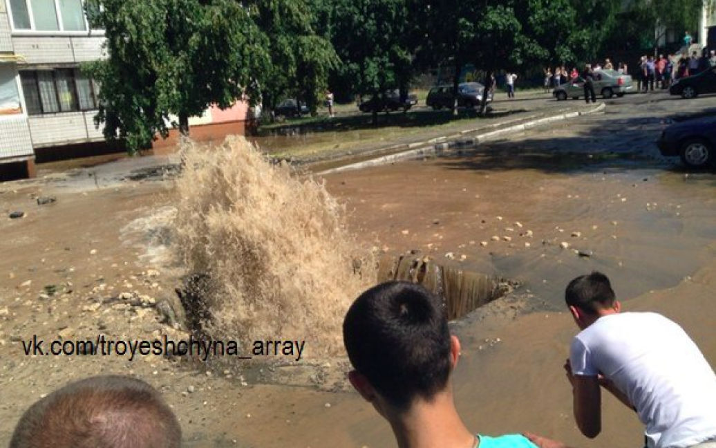 Из поврежденной трубы начал бить фонтан, который достигал 25 метров высотой / © vk.com/troyeshchyna_array