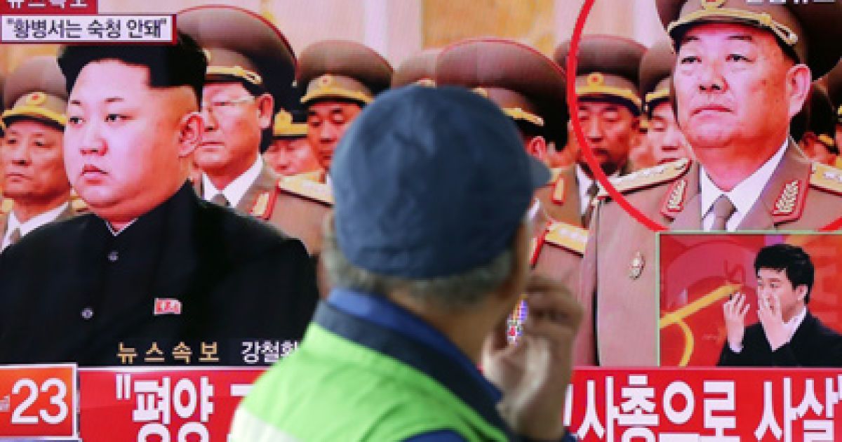 Хен Ен Чхоль появился в кадре после расстрела. (Фото: Lee Jin-man / AP)