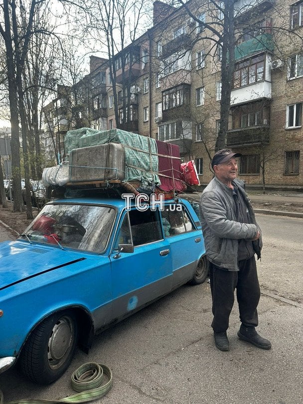 «Тягнули по Києву як барона»: історія пенсіонера з Донбасу, який вивіз із пекла війни 18 курей та собаку