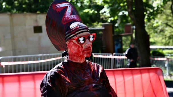 В Праге перед посольством РФ устроили "кровавый" перформанс. Фото: Hlas Ukrajiny.