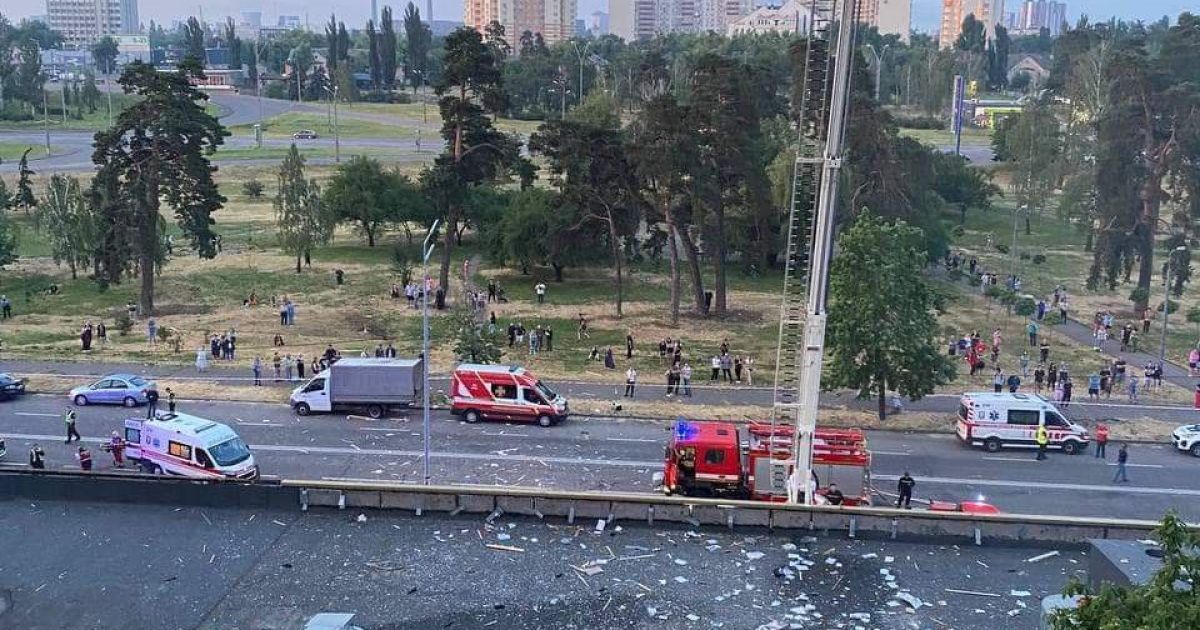 Ночью в многоэтажке Киева произошел взрыв, погибшие.