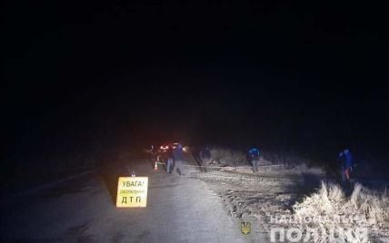 На Тернопільщині авто збило двох жінок, які йшли узбіччям дороги: одна з потерпілих не вижила (фото)