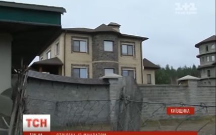 На Київщині "свободівець" обстріляв розкішний будинок депутата з "Опоблоку"