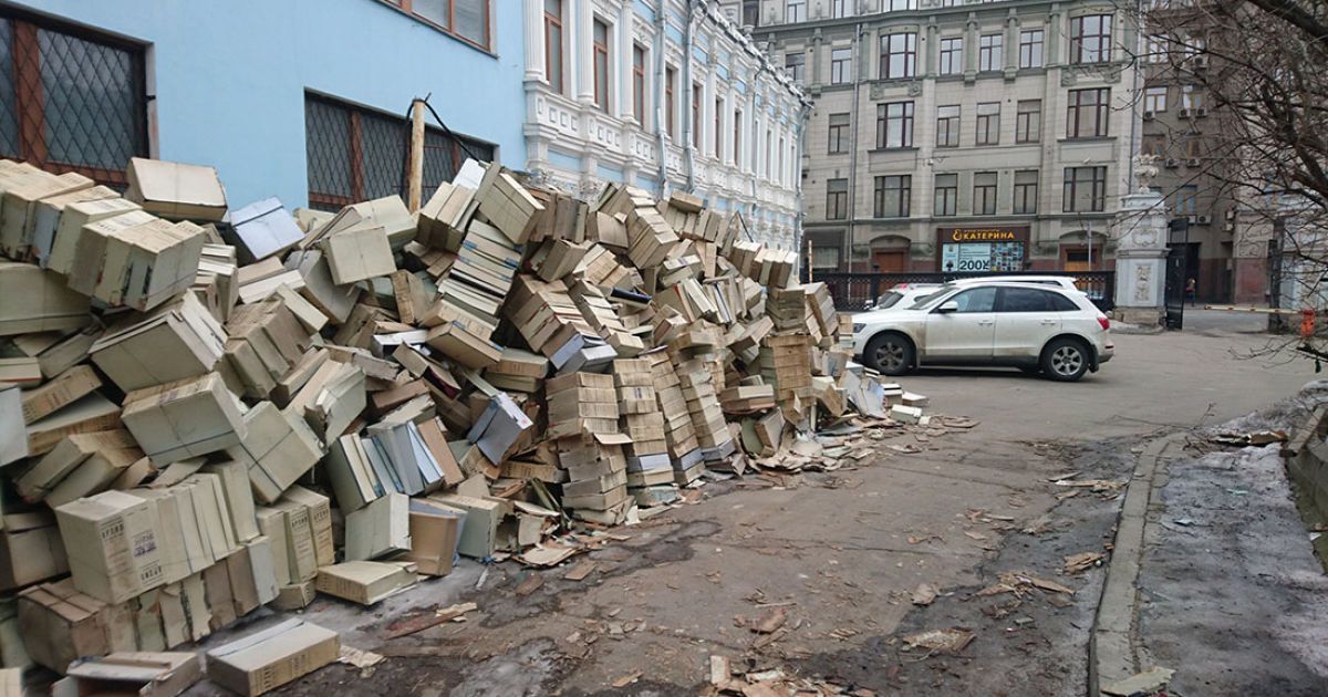 В России на мусорник выбросили кучу документов из архивов КГБ (фото)