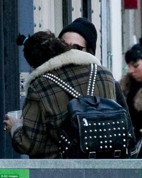 Стюарт не скрывает отношения с новой девушкой / © Daily Picture