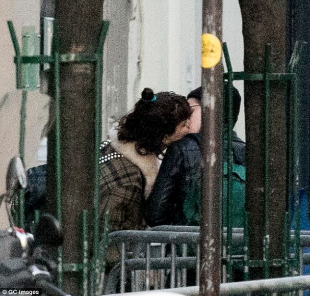 Стюарт не скрывает отношения с новой девушкой / © Daily Picture