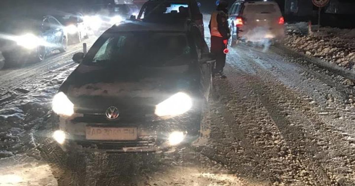 На межі Черкаської та Полтавської областей через снігопад застрягли 200 машин