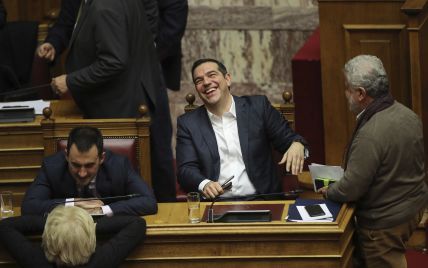 Кризис из-за нового названия Македонии: греческий парламент не смог выразить недоверие премьеру Ципрасу