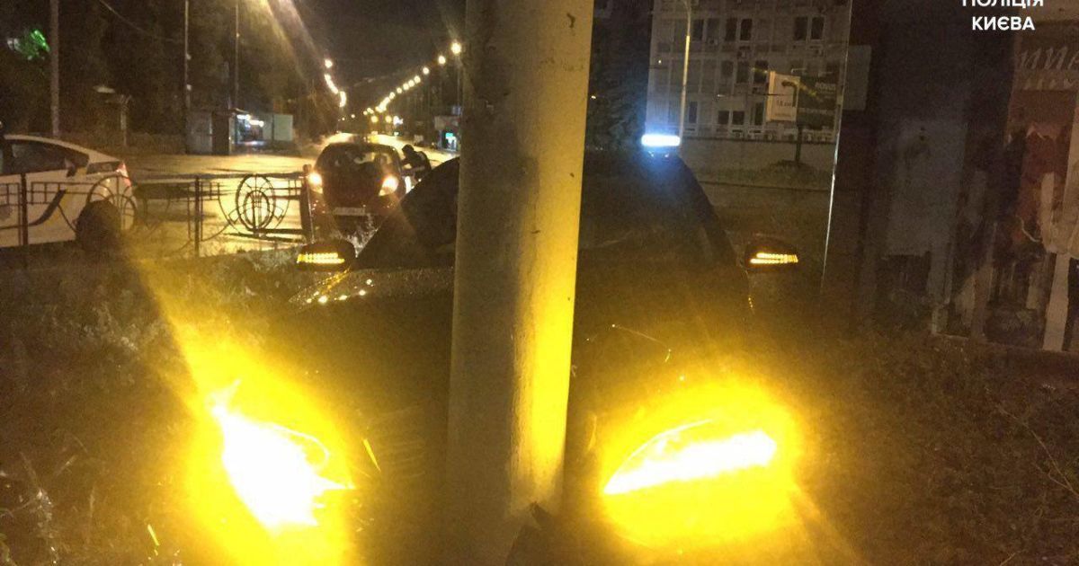В Киеве водитель Mercedes навеселе, убегая от нескольких патрулей полиции, протаранил столб