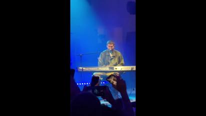 Noize MC спел на украинском в футболке с надписью "Азов"