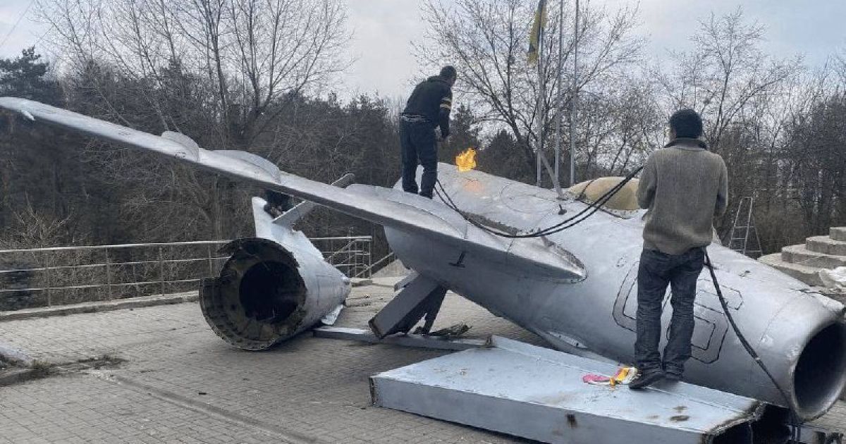 У Києві демонтували радянський літак у дворі школи