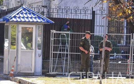 Посольство РФ в Киеве обнесли третьим забором перед запрещенными в Украине выборами в Госдуму