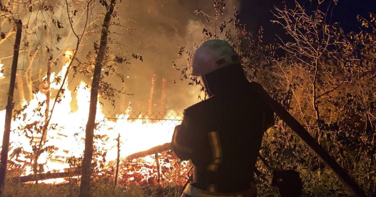 У Києві на Оболоні згорів дерев'яний будинок / © Управление ГСЧС Киева