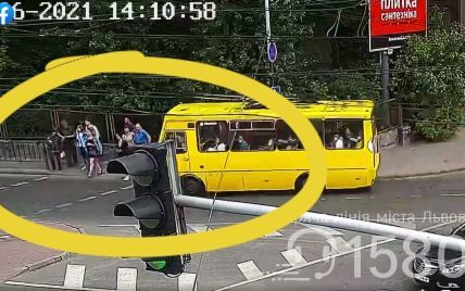 Во Львове маршрутка сбила девушку на пешеходном переходе: видео