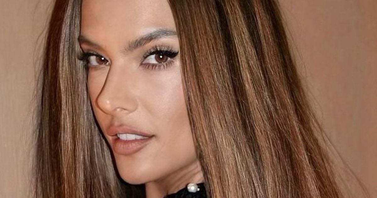 В мини и красном бюстгальтере: топ-модель Алессандра Амбросио продемонстрировала смелый лук