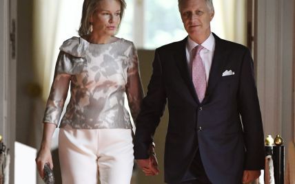 У сіро-білих відтінках: елегантна королева Матильда з чоловіком-королем за ручку сходила на виставку