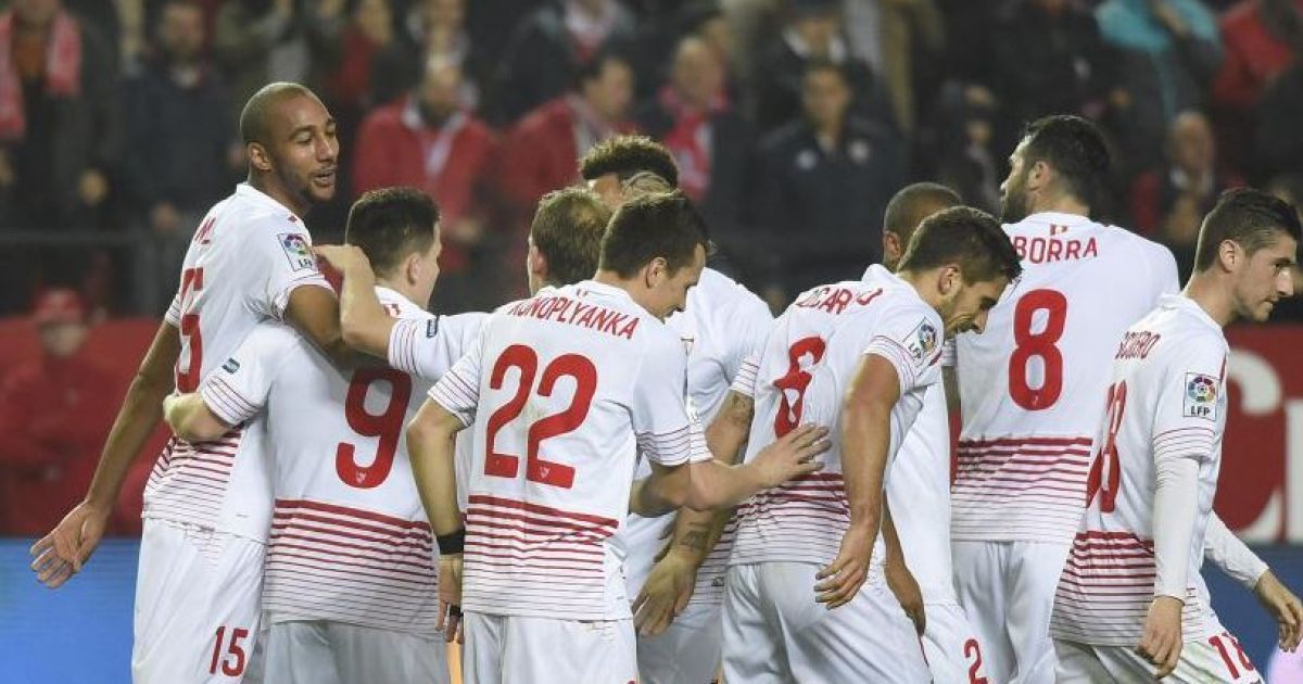 Коноплянка с игроками "Севильи"