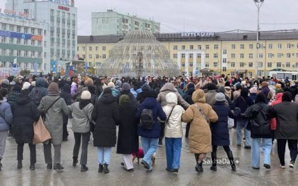Дивний перформанс: в російському Якутську піснями і хороводами жінки протестували проти мобілізації (відео)