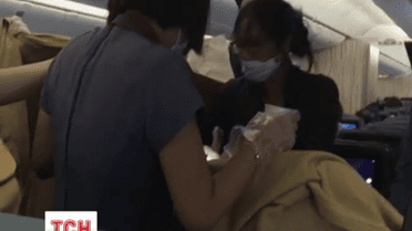 Пассажирка начала рожать на борту самолета над Аляской