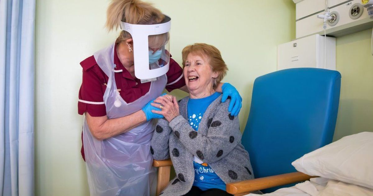 Британка, которая первой в мире вакцинировалась Pfizer, получила вторую дозу препарата для полного иммунитета