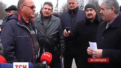 На Житомирщине агрофирма сложила тысячу тонн ядовитых удобрений под открытым небом