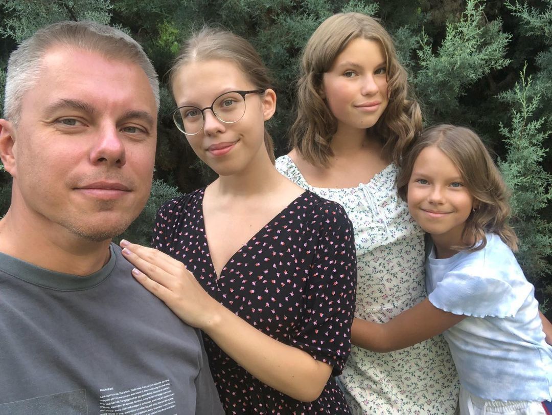 Андрій Доманський з доньками / © instagram.com/andreydomanskyi