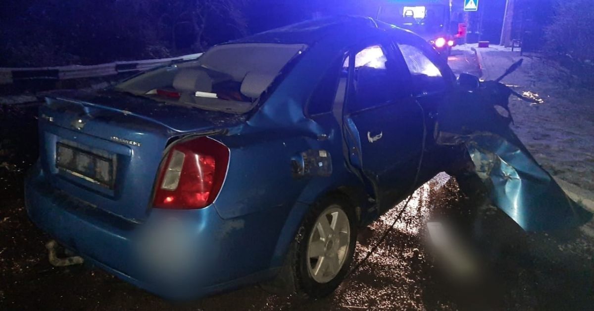 Під Києвом 16-річний хлопець узяв батькове авто в’їхав у дерево, а потім зіткнувся з електроопорою