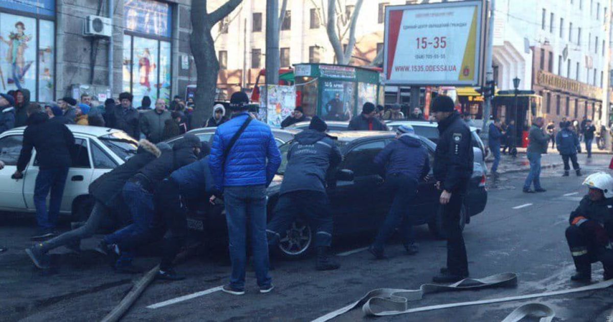 Автомобили нарушителей парковки мешали ликвидации пожара в одесском колледже