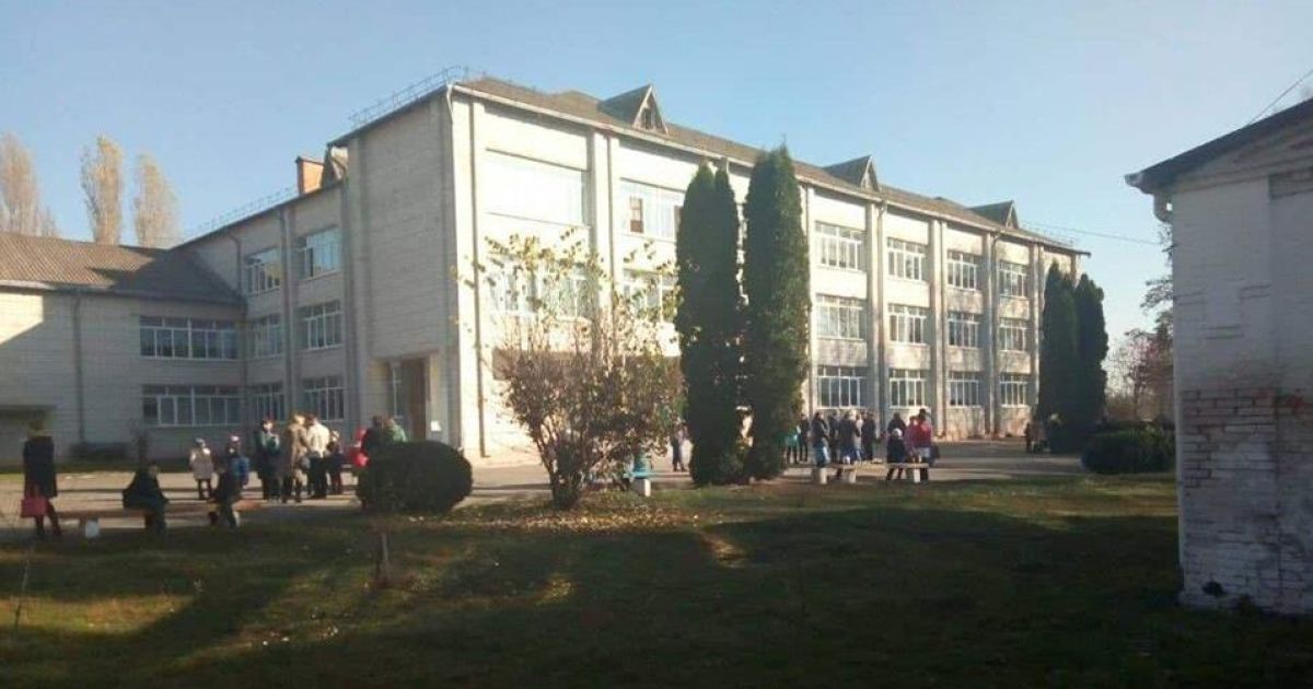 В школе на Киевщине подросток распылил газ: десятки школьников эвакуировали, девять – в больнице