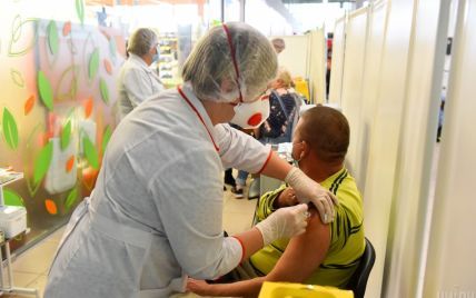 15 регионов уже в "красной" зоне: украинцы массово ринулись в центры вакцинации, чтобы получить спасительный укол