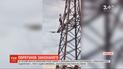 25-летний житель Мироновки после ссоры с девушкой вылез на электроопору