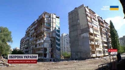 Кияни розчулюють до сліз! Третій день зносять квіти під зруйнований на Дарниці будинок