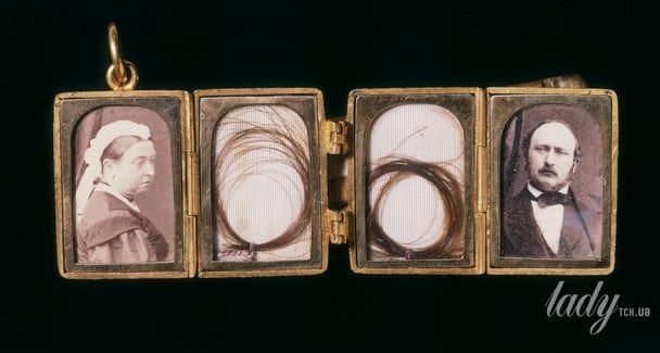 Золотой медальон, который, как говорят, был подарен королевой Викторией Джону Брауну, 19 век. В медальоне портреты королевы и принца Альберта, а также две пряди их волос. / © Getty Images