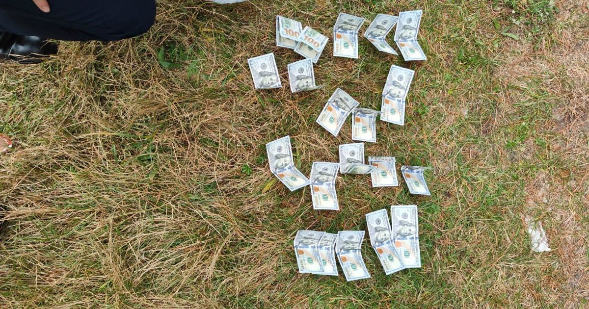 Зловмисника затримали під час передачі першої частини хабаря в 2000$