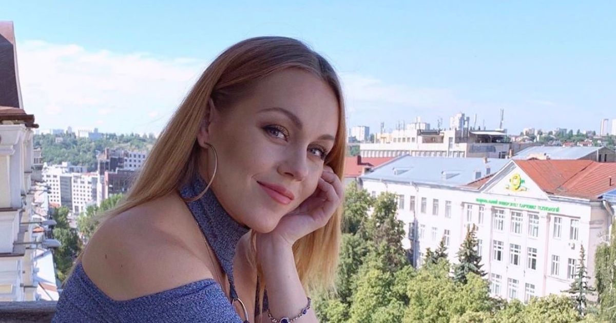Вагітна Alyosha у кораловій мінісукні показала, як облаштувала кімнату для донечки