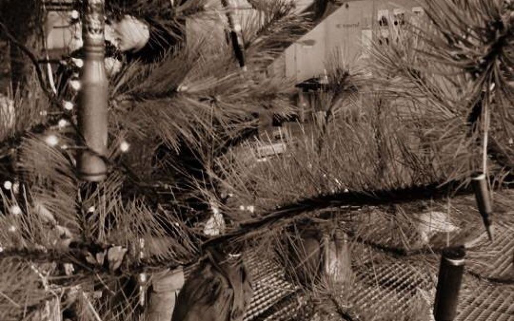 Бойцы АТО украсили новогоднюю елку патронами / © facebook.com/bryhynets
