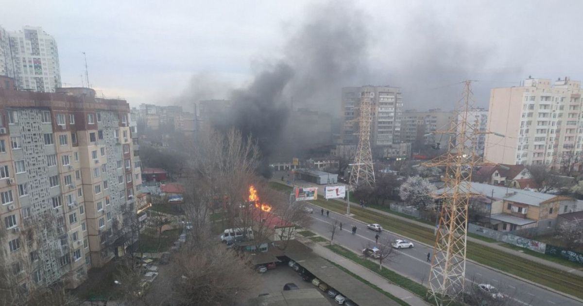 В Одессе в результате ДТП сгорел автомобиль и придорожный киоск