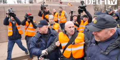 В Риге с криками задержали скандального журналиста Russia Today
