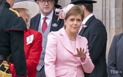 В розовом костюме и с зонтиком: первый министр Шотландии в элегантном образе появилась на вечеринке в саду