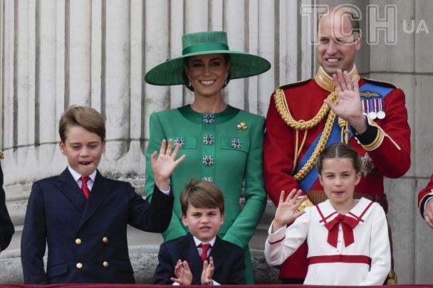 Принцеса Уельська Кетрін з принцом Вільямом та дітьми на балконі Букінгемського палацу / © Associated Press