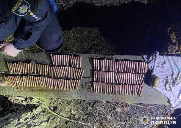 У помешканні підозрюваного правоохоронці виявили 170 набоїв, запали УЗРГМ та корпус від гранати РГД-5 / Фото: Поліція Київської області